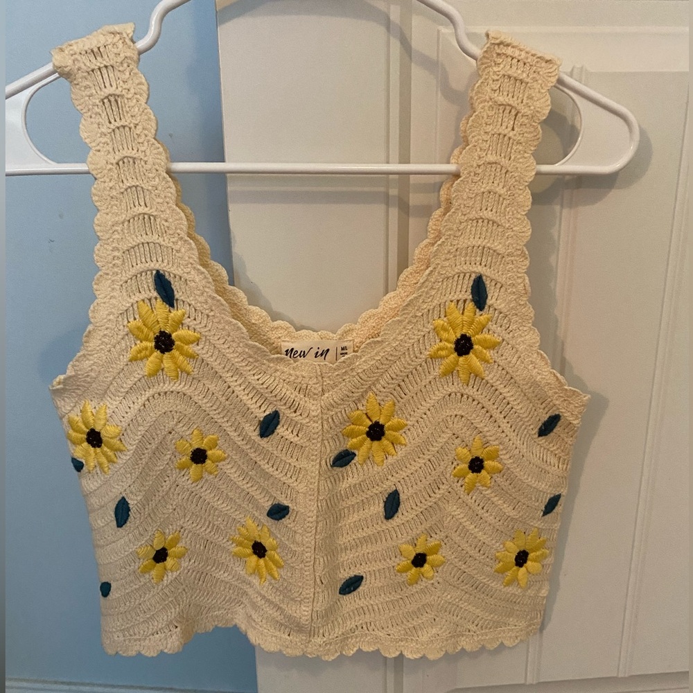 New-In Brand Crochet Cropped Tank Top with Yellow Daises - size M/L